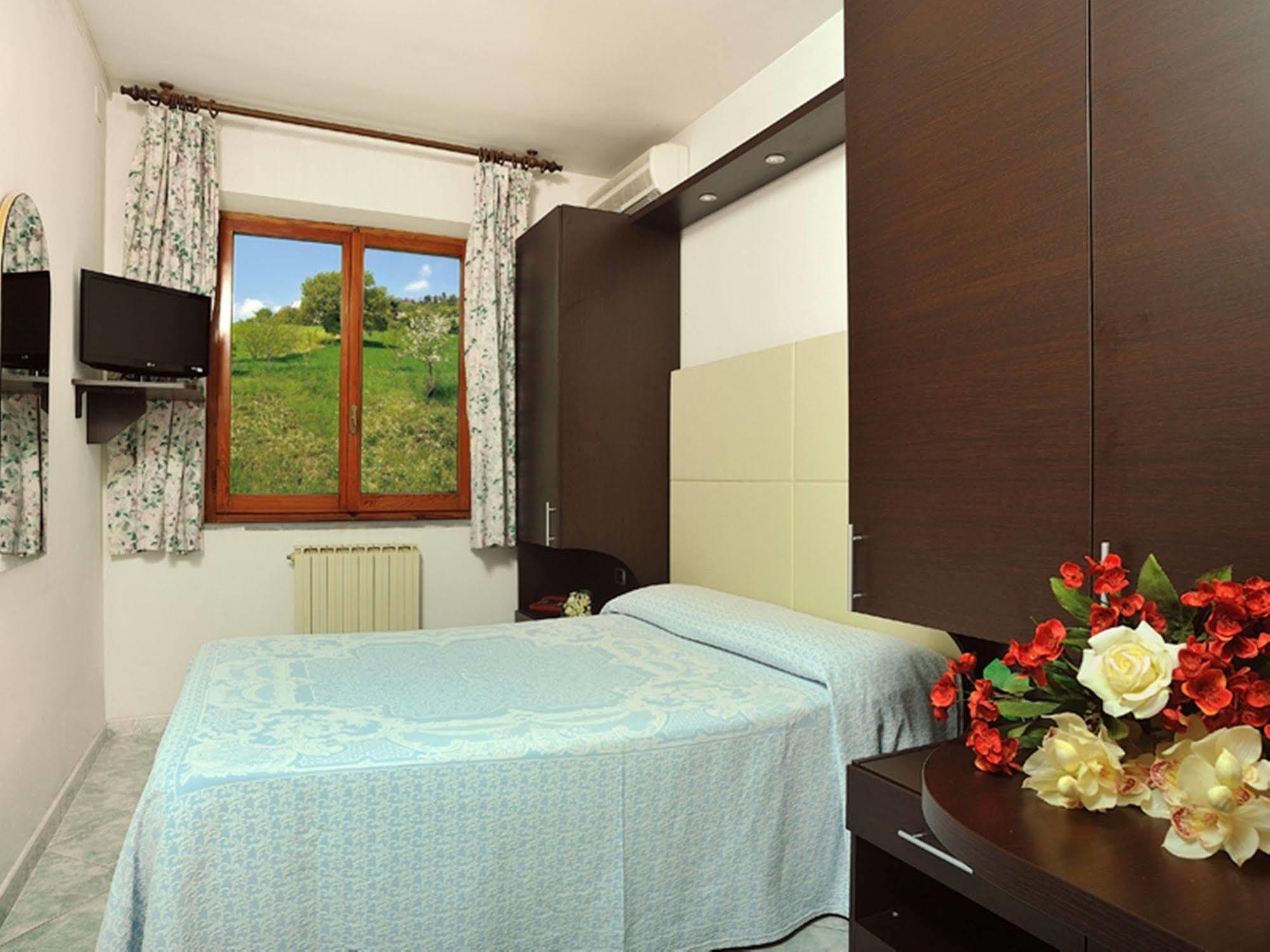 Hotel La Meridiana Urbino Esterno foto