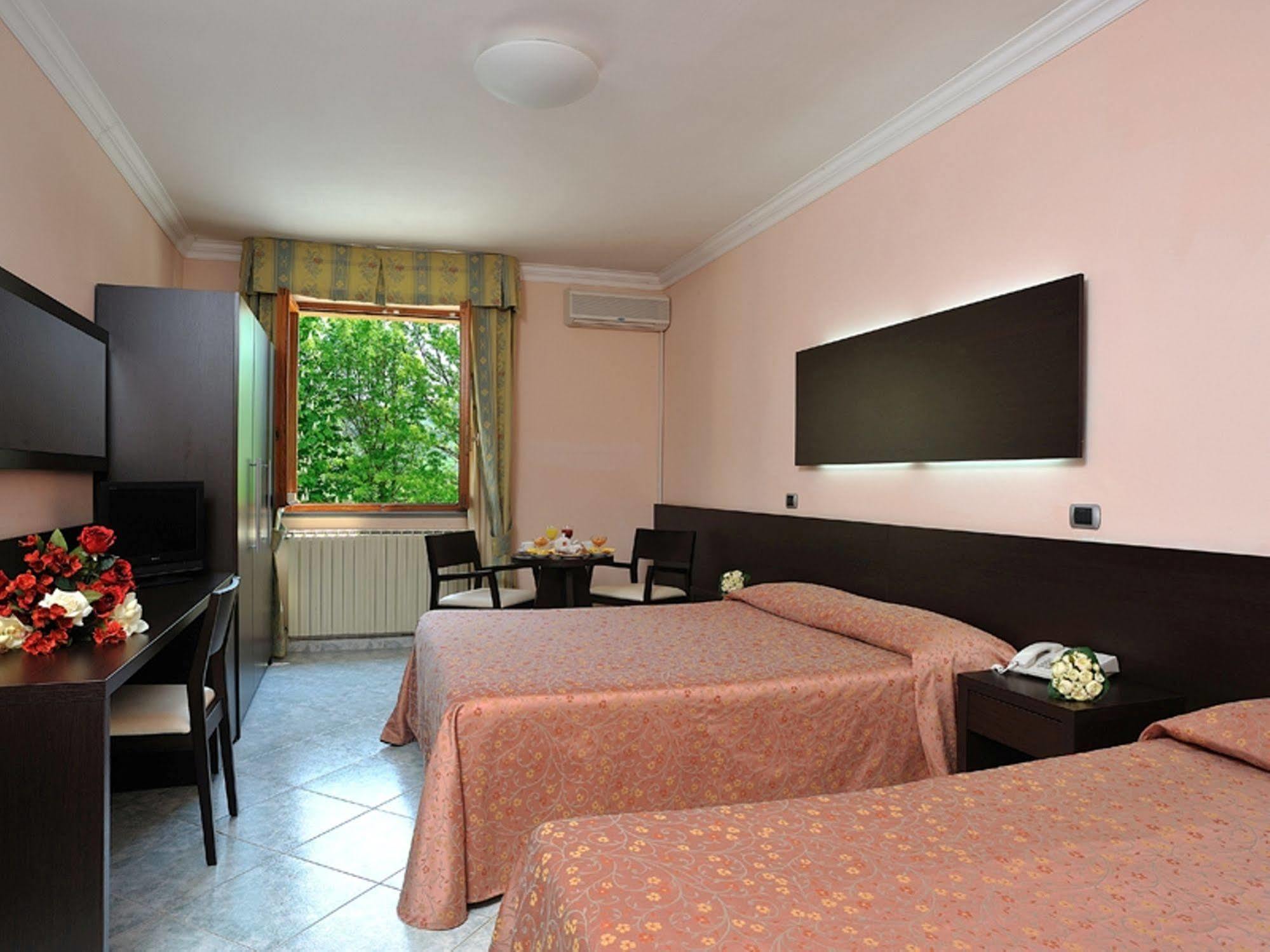 Hotel La Meridiana Urbino Esterno foto