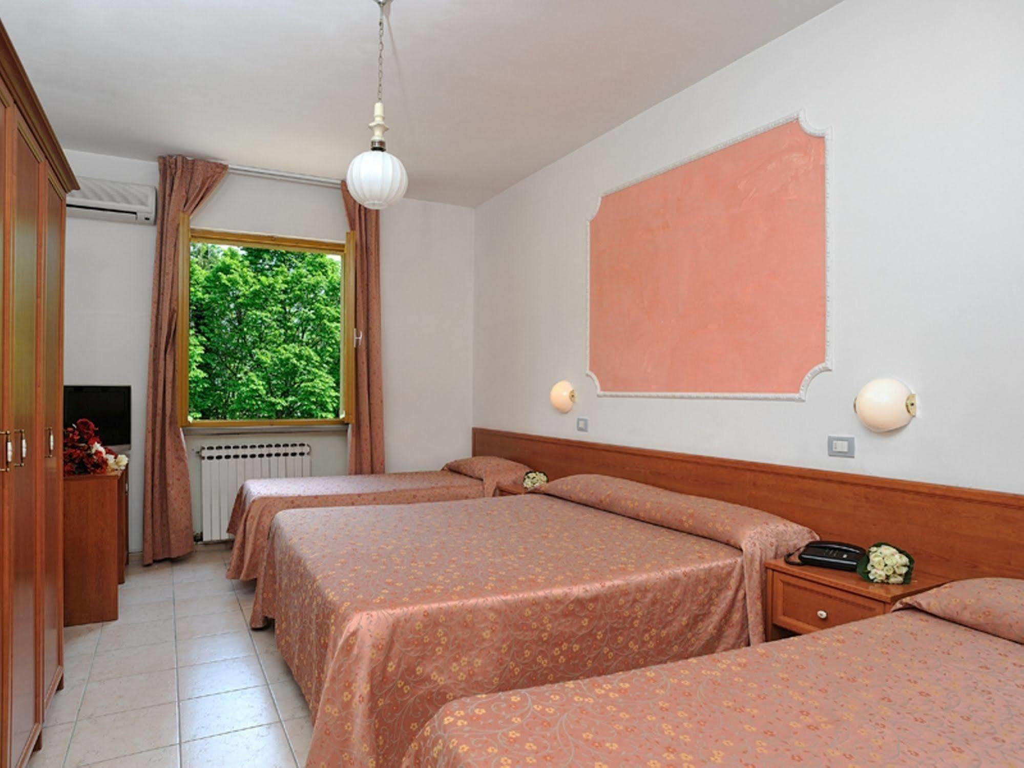 Hotel La Meridiana Urbino Esterno foto